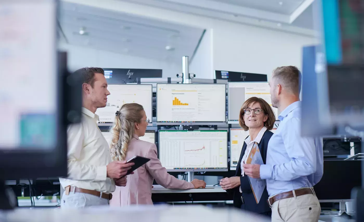 Tradingfloor_Gesprächssituation vor Monitoren_5